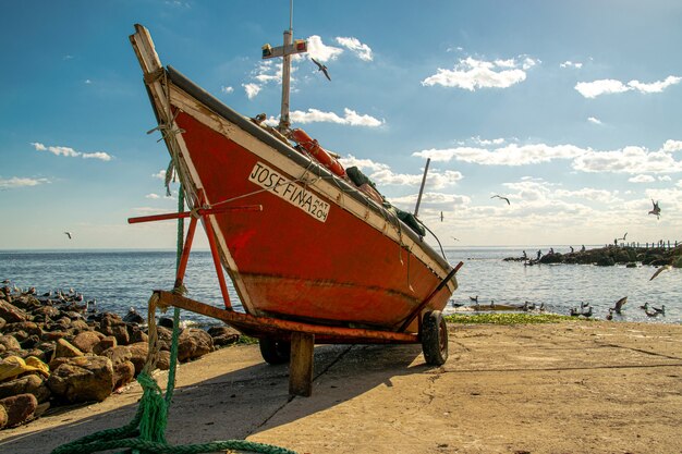 Barco de pesca na praia