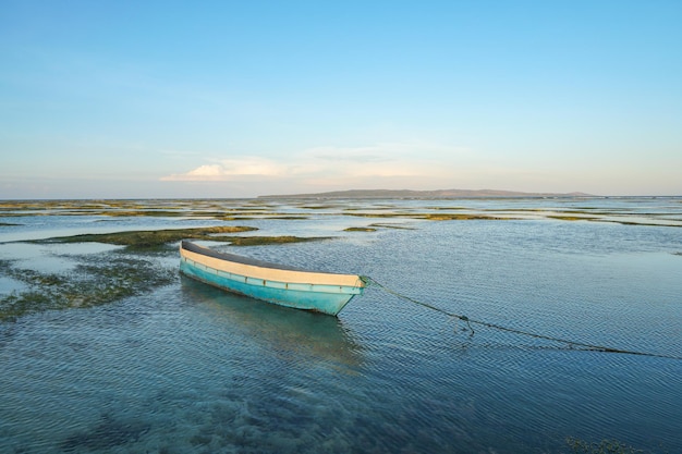 Barco de pesca na praia