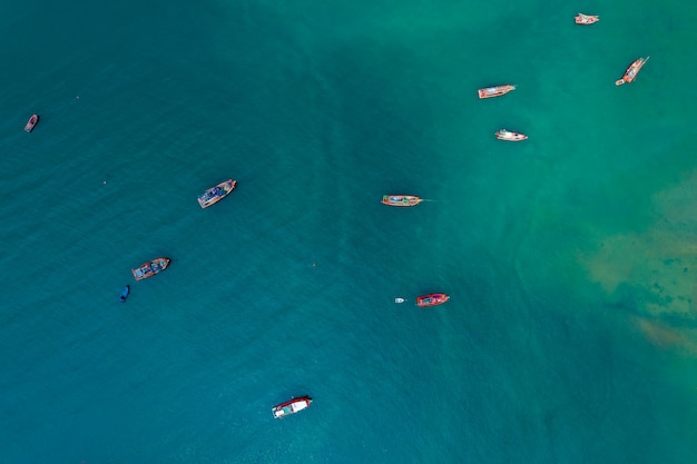 Barco de pesca, navegando no mar verde, vista aérea