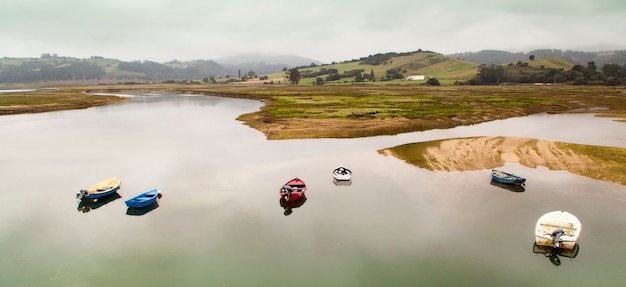 Barco de pesca no estuário de San Vicente de la Barquera. Entre Astúrias e Cantábria. Espanha. Fotografia panorâmica na costa