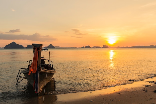 Barco de pesca no fundo do belo pôr do sol Ilha de Krabi colorido