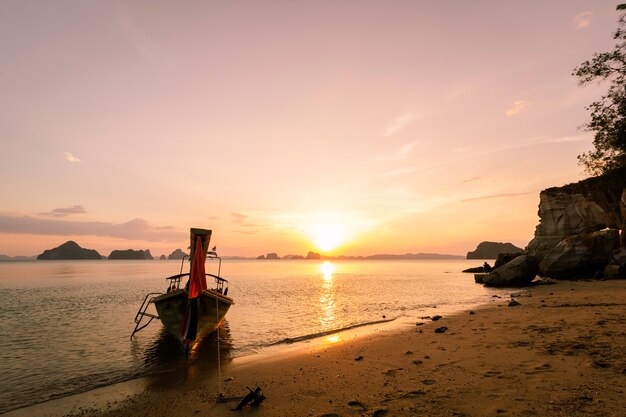 Barco de pesca no fundo do belo pôr do sol Ilha de Krabi colorido