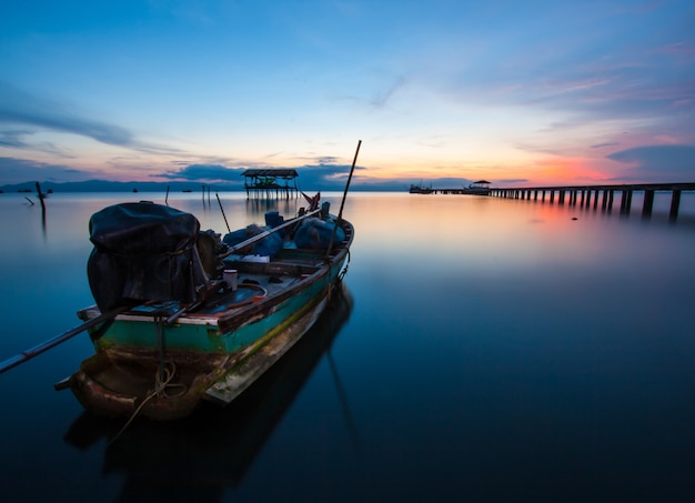 Barco de pesca no mar ao pôr do sol