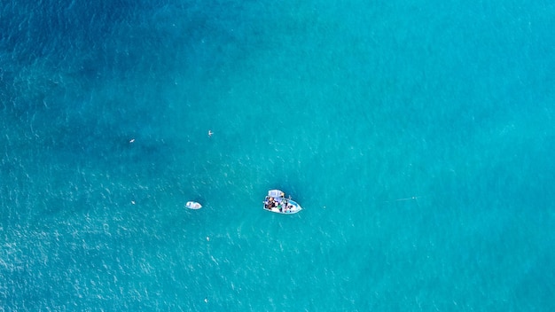 Barco de pesca no mar azul-turquesa