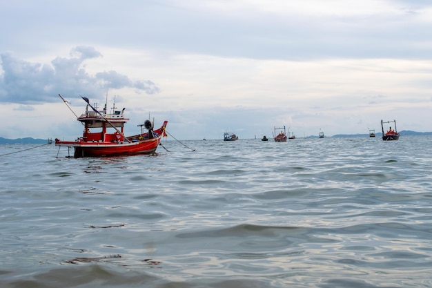 Barco de pesca no mar com fundo de céu azul