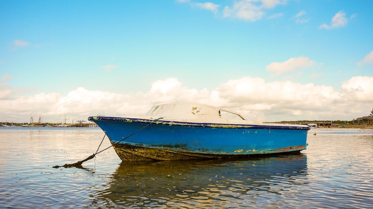 Foto barco de pesca no mar contra o céu