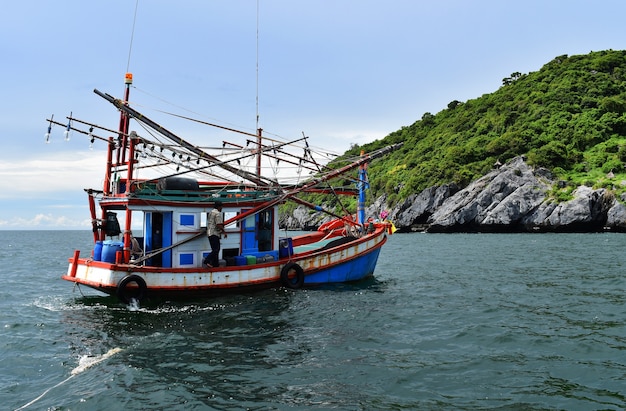 Barco de pesca no mar, Tailândia