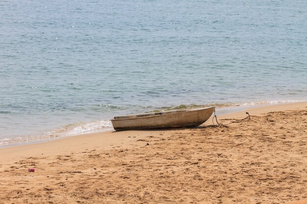 Foto barco de pesca no mar