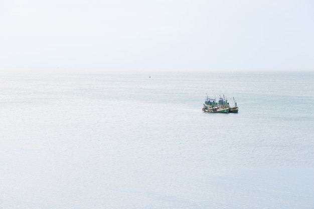 Barco de pesca no mar