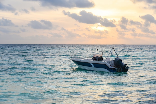 Barco de pesca privado no mar em Maldivas