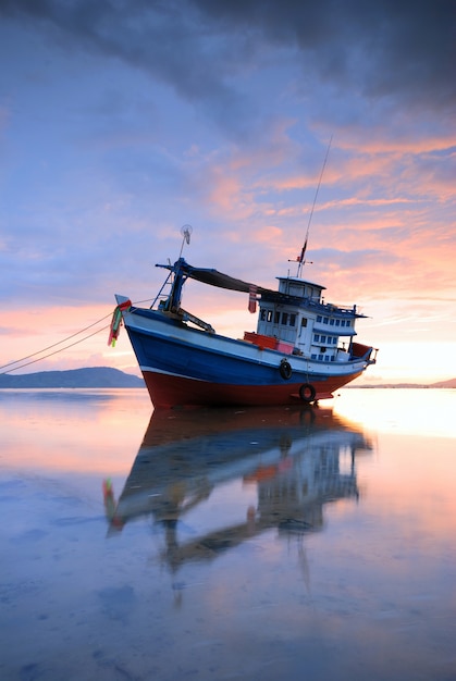Barco de pesca tailandês usado como um veículo para encontrar peixes no pôr do sol sea.at