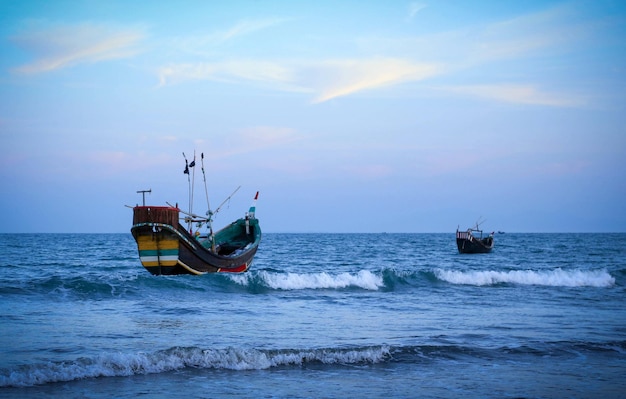 Barco de pesca tradicional na costa da ilha Saint Martins de Bangladesh