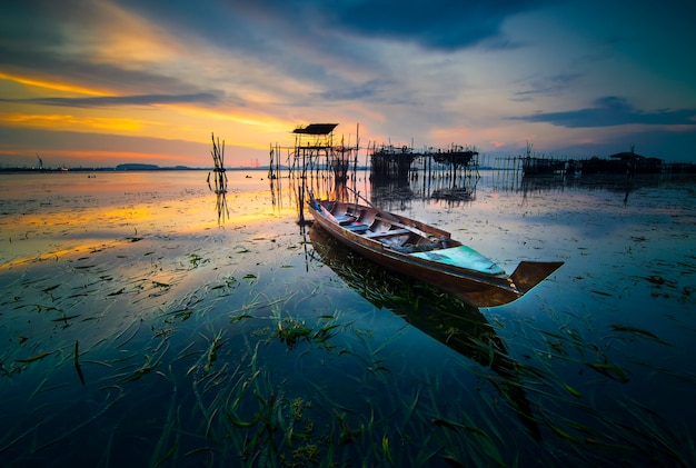 barco de pesca tradicional na vila de pescadores em um lindo pôr do sol