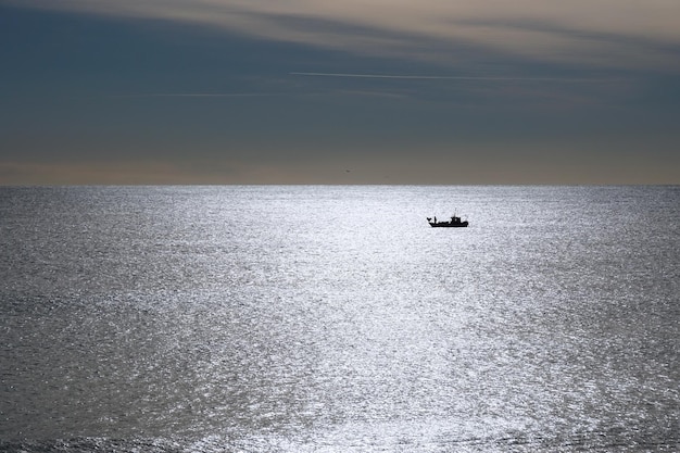 Barco de pescador iluminado como silhueta