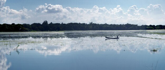 Barco de pescador no rio