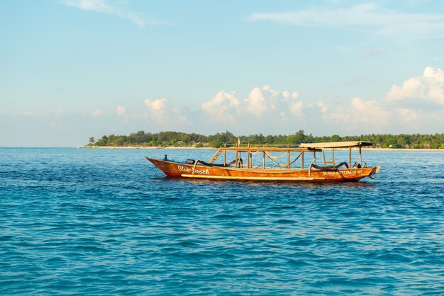 Barco de pescadores à noite