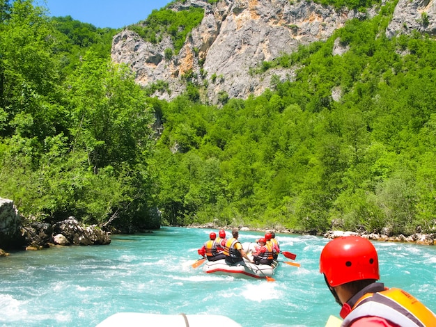 Barco de rafting no rápido rio da montanha