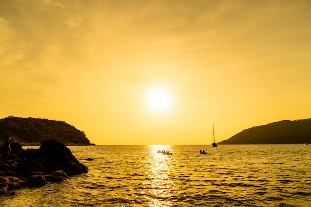 Foto barco de silhueta no mar e oceano com lindo céu pôr do sol