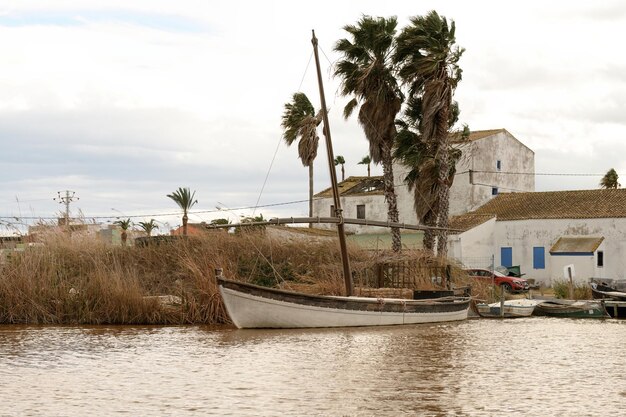 Barco de vela tradicional ancorado na Albufera Valencia