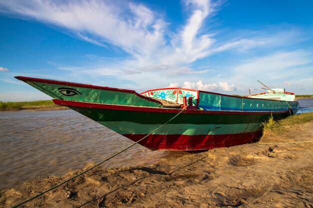 Barco de viagem tradicional colorido em Bangladesh