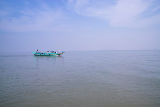 Barco de Viagem Tradicional contra o céu mais azul no rio Padma, Bangladesh