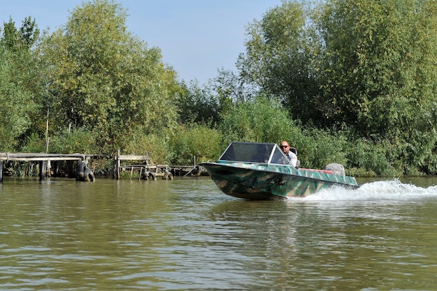 Barco en el delta del Danubio Vilkovo región de Odessa Ucrania