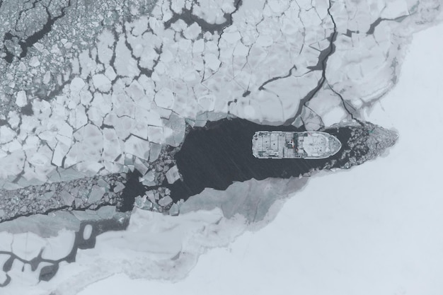 Un barco a la deriva en el hielo Vista aérea