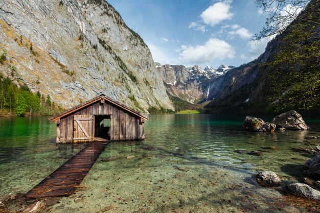 Barco derramado no lago Obersee. Bavaria, Alemanha