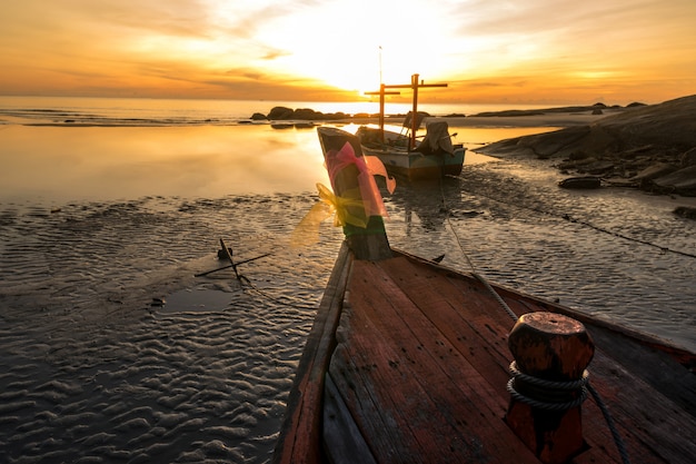 Barco e nascer do sol