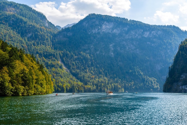 Barco eléctrico en Schoenau am Koenigssee Konigsee Parque Nacional Berchtesgaden Baviera Alemania