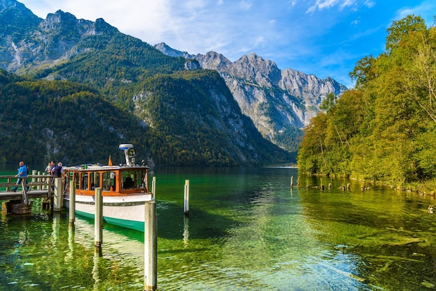 Barco elétrico em koenigssee konigsee berchtesgaden national park baviera alemanha