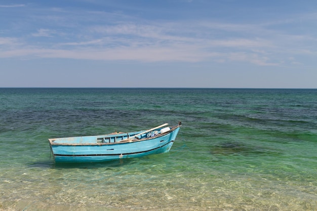 barco em alto mar