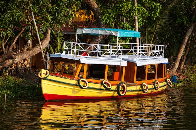 Foto barco em remansos de kerala. kerala, índia