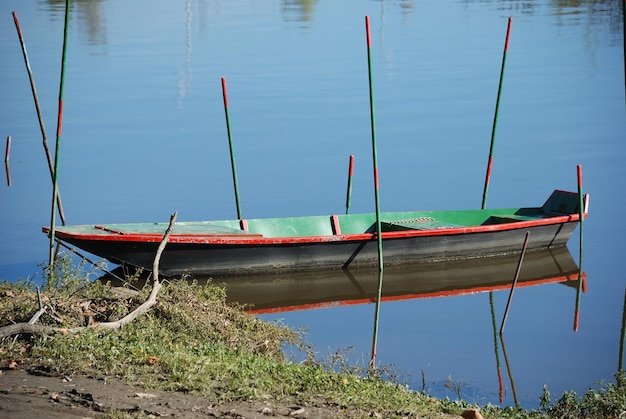 Barco em um rio