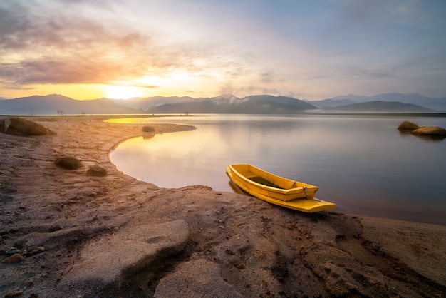 Un barco en el embalse con hermosos paisajes circundantes.