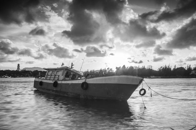 El barco está aparcado en el borde del embalse de Keuliling Aceh Indonesia