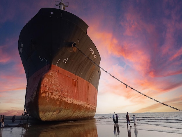 Un barco está atado a un muelle con las letras