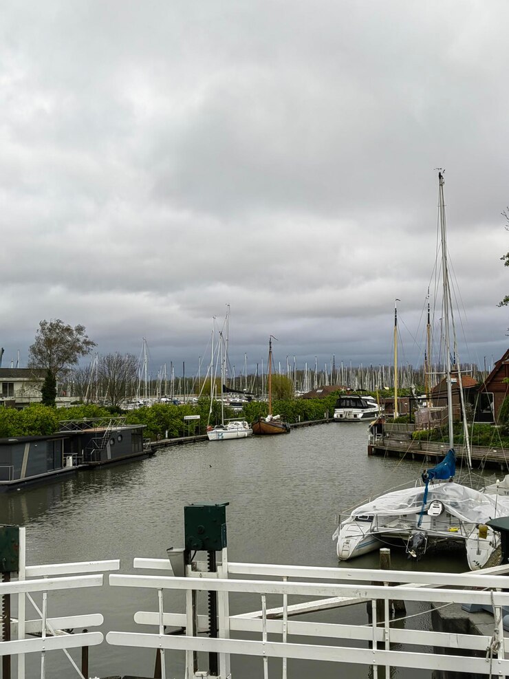 un barco está atracado en un canal con un letrero que dice que no