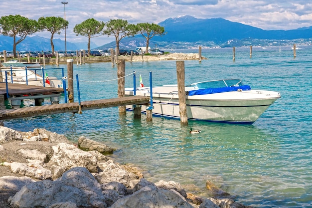 Un barco está atracado en un muelle con una montaña al fondo