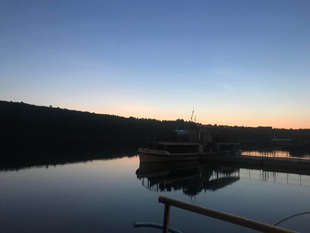 Un barco está atracado en el muelle por la noche.