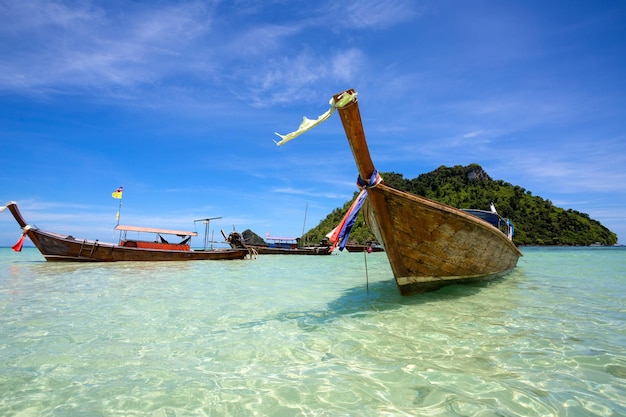 El barco está esperando turistas en el mar en Tailandia