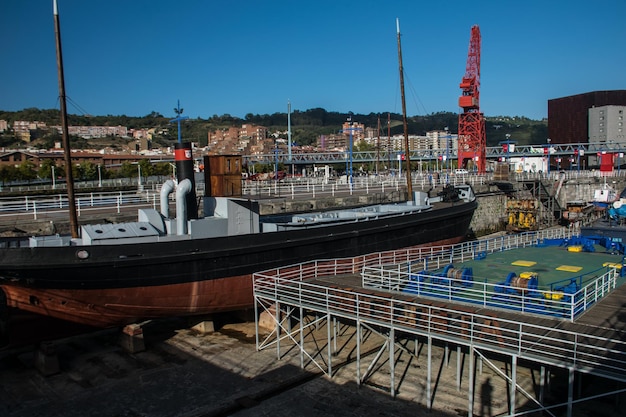 El barco está en reparación en el puerto de Bilbao El Camino de Santiago Ruta del Norte España