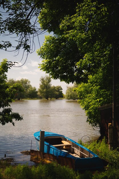 El barco estaba amarrado a la orilla del río.