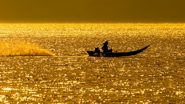 Barco de estilo tailandés en medio del mar naranja