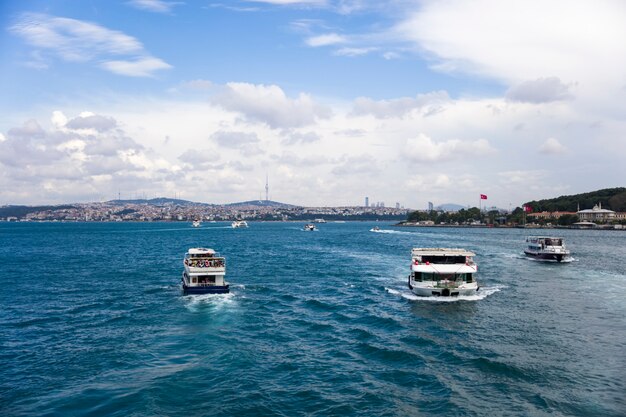 Foto barco en el estrecho del bósforo en estambul, turquía