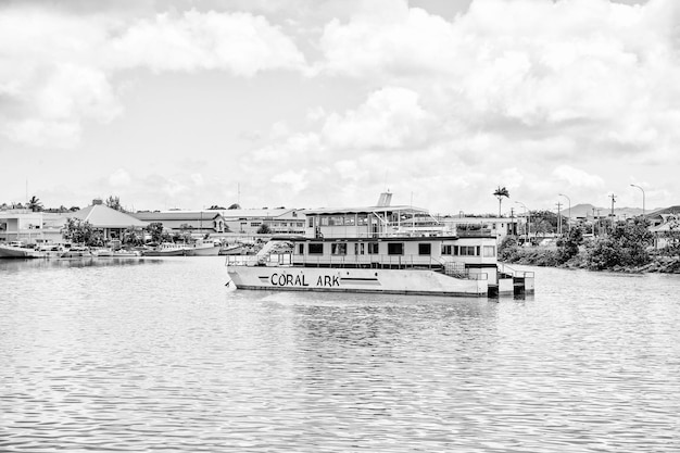 Barco de excursión en vehículo turístico amarre St John Antigua