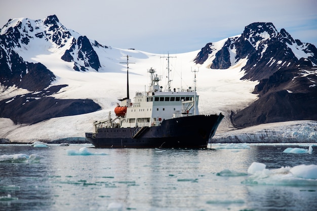 Barco de expedición en el Ártico