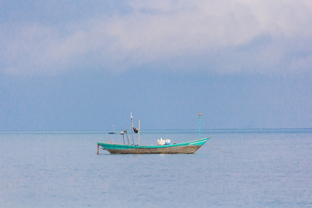 Barco de Fisher en el mar.