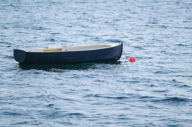 El barco flota en el agua