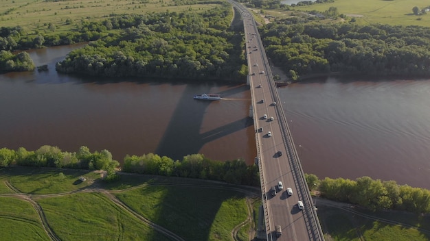 Barco flota en el río debajo del puente